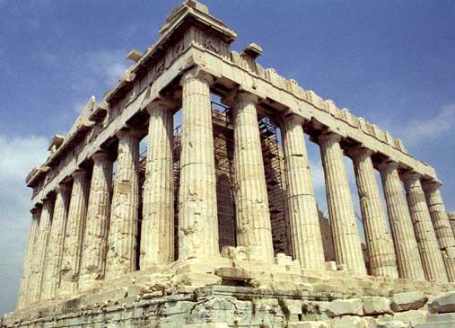 Вершина греческой архитектуры - храм богини Афины Парфенос (Девы), построенный в 447-438 до н.э. зодчими Иктином и Калликратом в Афинах