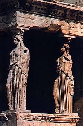Статуи юных девушек, так называемых кариатид, поддерживают крышу портика храма Эрехтейон в афинском Акрополе. V в. до н.э. Мрамор. Афины.